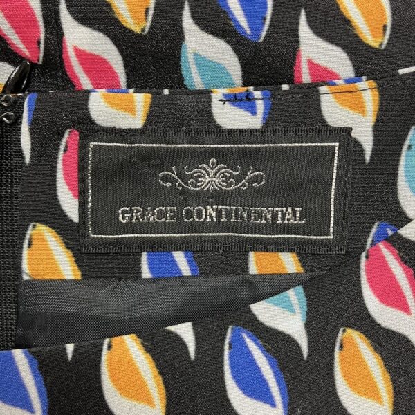 グレースコンチネンタルのブランドタグのアップ