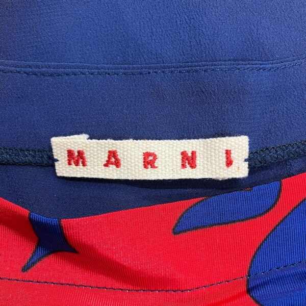 マルニ タグ マルニのブランドタグのアップ