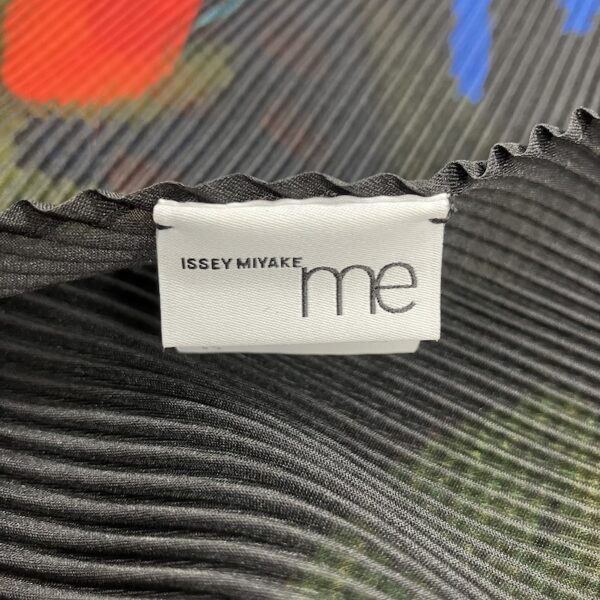 ミー イッセイミヤケのブランドタグのアップ