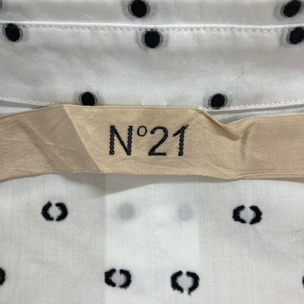 ヌメロヴェントゥーノ タグ ヌメロヴェントゥーノのブランドタグのアップ