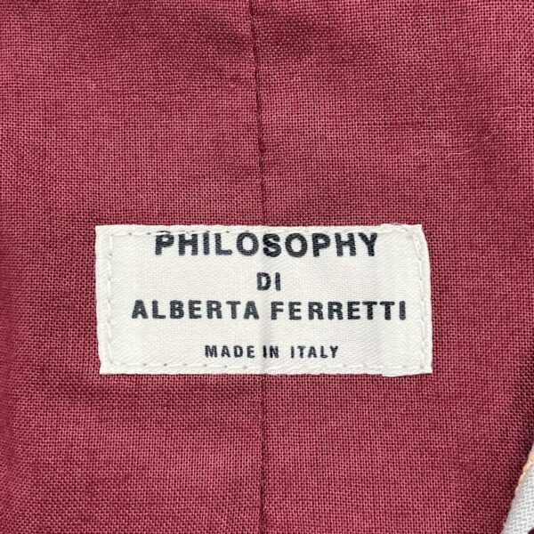 フィロソフィーのブランドタグのアップ