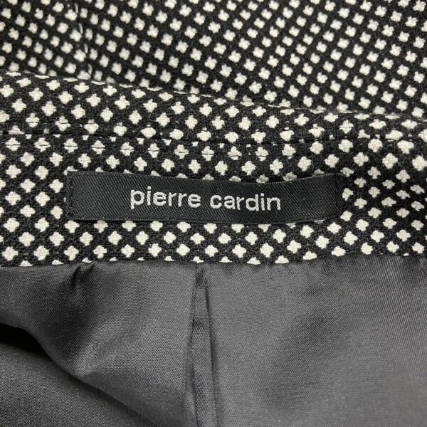 ピエールカルダンのブランドタグのアップ