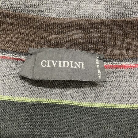 チヴィディーニのブランドタグのアップ