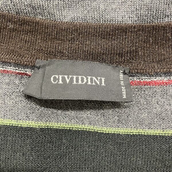 チヴィディーニのブランドタグのアップ