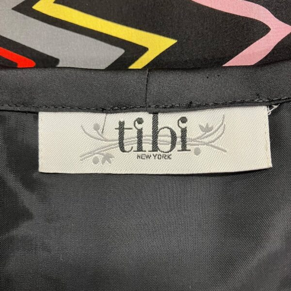 ティビのブランドタグのアップ