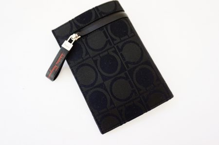 シンプルで優秀。フェラガモのコンパクトな財布を買取しました