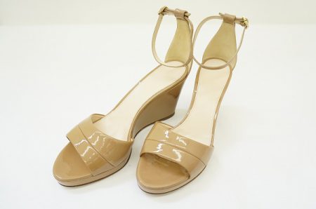 シンプルでデザイン性が高い。マックスマーラのオシャレなサンダルを買取しました