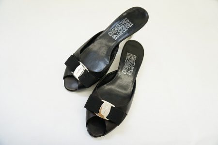 品質もデザインも文句なし！フェラガモのブラックサンダルを買取しました