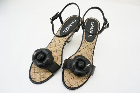 ブラックのカメリアモチーフがシャネルっぽい人気のサンダル買取しました