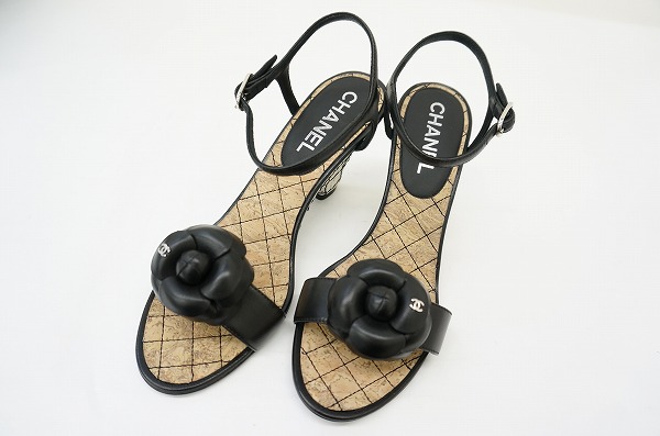 ブラックのカメリアモチーフがシャネルっぽい人気のサンダル買取しました