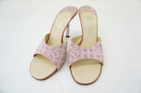 爽やかな夏のコーディネートにピッタリなシャネルのサンダル