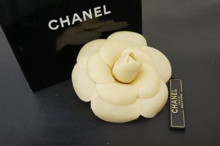 本物よりも美しく咲き誇っているように見えるシャネルのカメリアブローチ買取しました