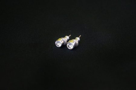 シンプルな美しさを放つスワロフスキーのピアスをご紹介