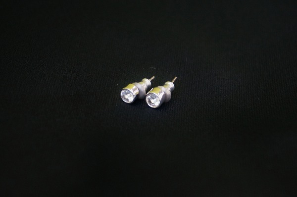 シンプルな美しさを放つスワロフスキーのピアスをご紹介