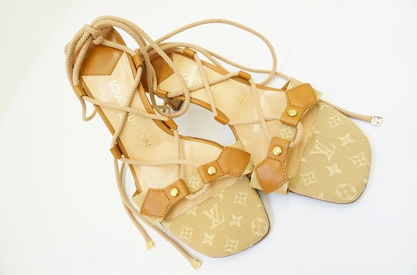 ブランドをさりげなく主張しているルイヴィトンのレースアップサンダル買取しました