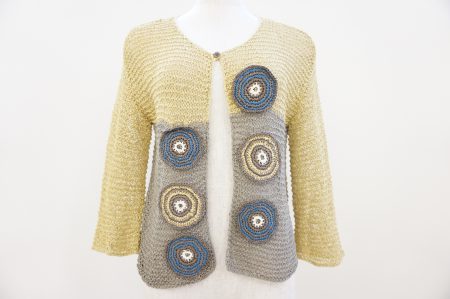 センソユニコ イオコムイオ アシンメトリーに配されたモチーフがポイントのカーディガン