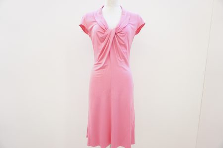 イッサロンドン女性らしさを演出する美しいシルエットが魅力のワンピース