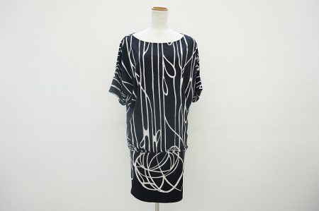 BCBGマックスアズリアモノトーンプリントがモダンなワンピース