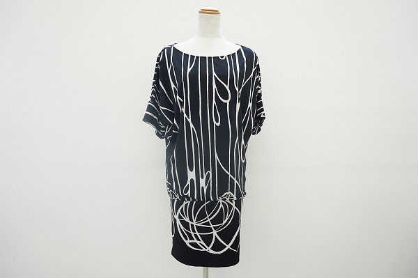 BCBGマックスアズリアモノトーンプリントがモダンなワンピース