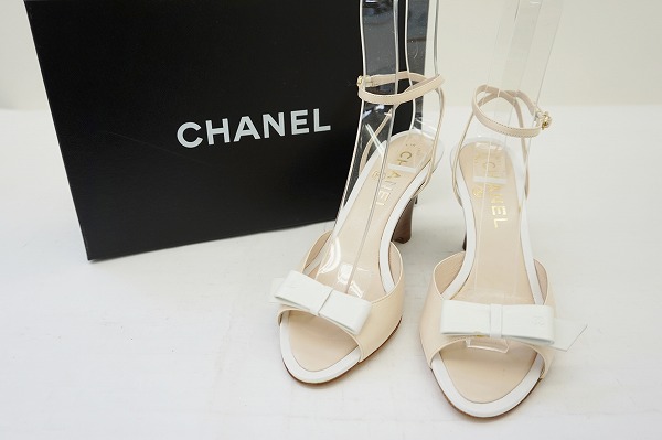 夏らしい爽やかな色合いが素敵。シャネルのサンダルの魅力