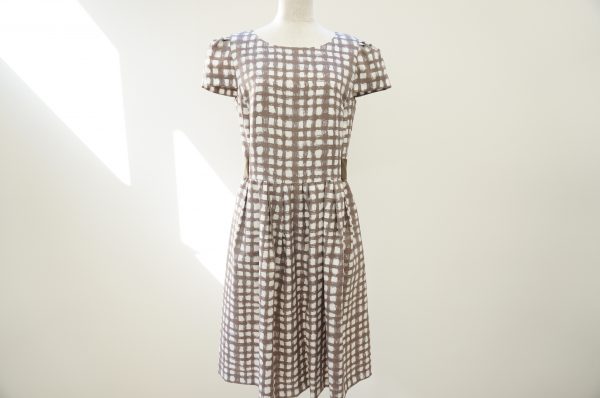 トゥービーシッククラシカルな雰囲気が魅力的な半袖ワンピース