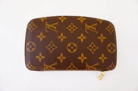 コンパクトなのに使い勝手も良く優秀なルイヴィトンのポルトモネロン