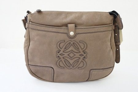 落ち着いた色合いとブランドロゴが素敵なロエベのショルダーバッグ買取しました