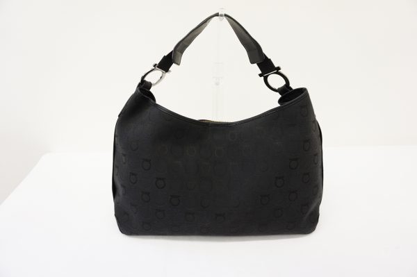 機能性の高さがうれしい。シンプルで使いやすいフェラガモのバッグを買取しました