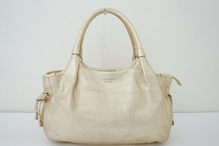 シンプルなデザインでコーディネートしやすいケイトスペードのバッグ