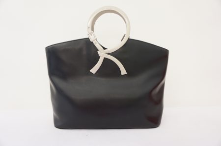 【ロベルタディカメリーノ】ロゴを大胆に取り入れた使いやすいバッグ