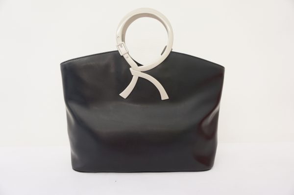 【ロベルタディカメリーノ】ロゴを大胆に取り入れた使いやすいバッグ