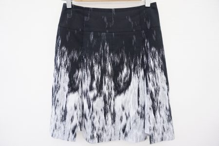 ブラック×ホワイト！アディアムフォクシーのグラデーションスカート