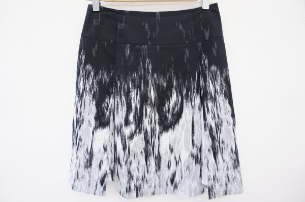 ブラック×ホワイト！アディアムフォクシーのグラデーションスカート