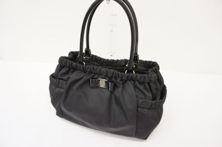 コンパクトサイズなのに大容量が優秀。フェラガモのバッグをお売り頂きました