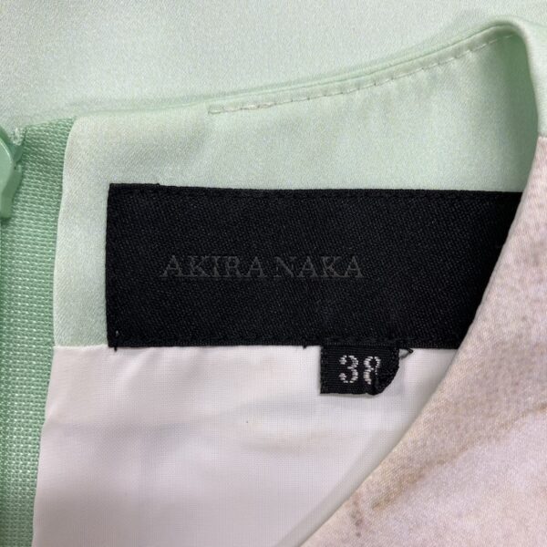 アキラナカのブランドタグのアップ