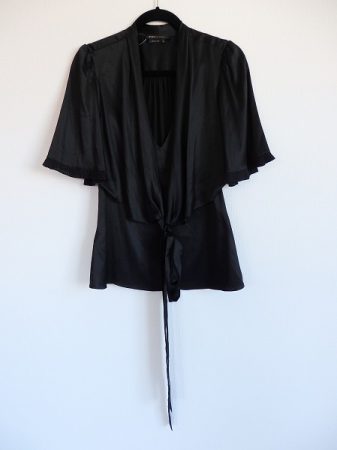 大人の女性テイストに！ビーシービージーマックスアズリアの黒チュニック