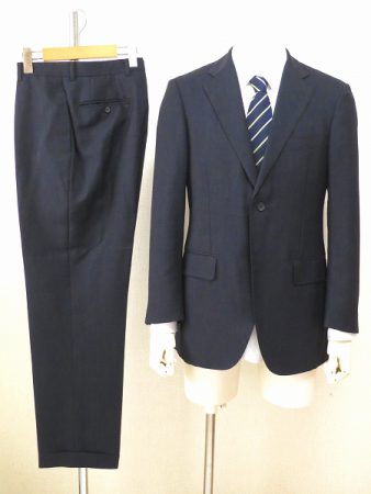 夏でも爽やかに着ることができるビームスのサマーツイードスーツ