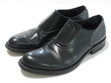 シンプルだからこそ違いが分かりやすいプラダの紳士用レザーシューズ