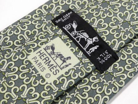 デザインも色合いも珍しいエルメスのネクタイ