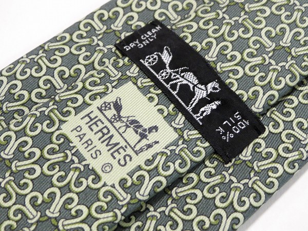 デザインも色合いも珍しいエルメスのネクタイ