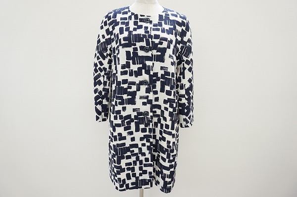 リュクスなウィークエンドマックスマーラのノーカラー幾何学柄コート