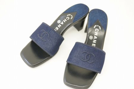 シャネルの象徴ココマークのついた夏に使えるデニム素材の大人ミュール