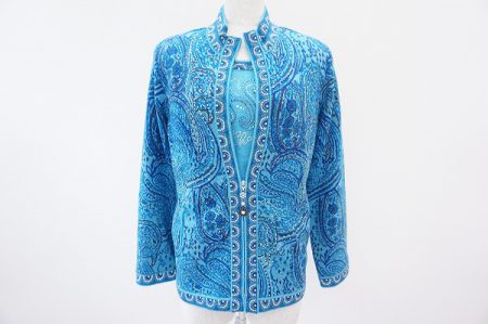 ペイズリー柄テイストでラグジュアリーなシャミープラチナのトップス