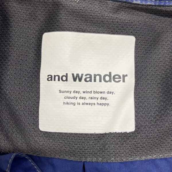 アンドワンダーのブランドタグのアップ