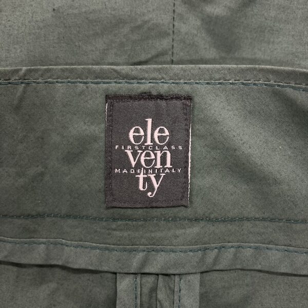 イレブンティのブランドタグのアップ