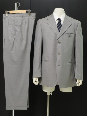 ヴェルサーチの魅力が凝縮されたグレーのメンズスーツ