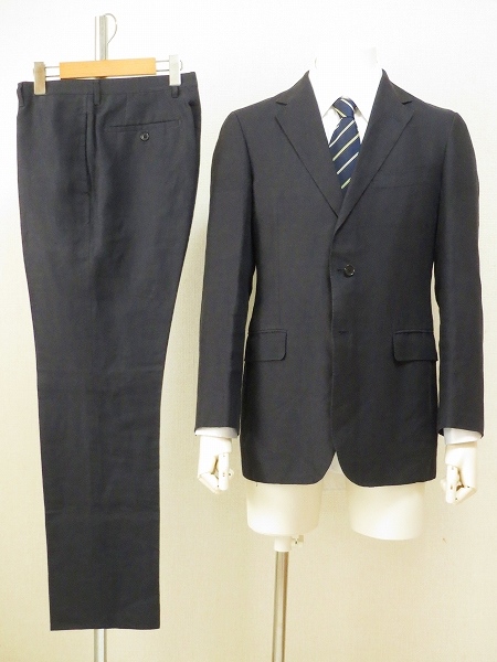 上質さと美しいシルエットが両立するユナイテッドアローズのリネン製スーツ