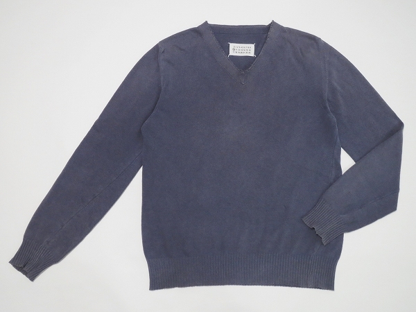 シンプルで着回ししやすいマルタンマルジェラのVネックセーター