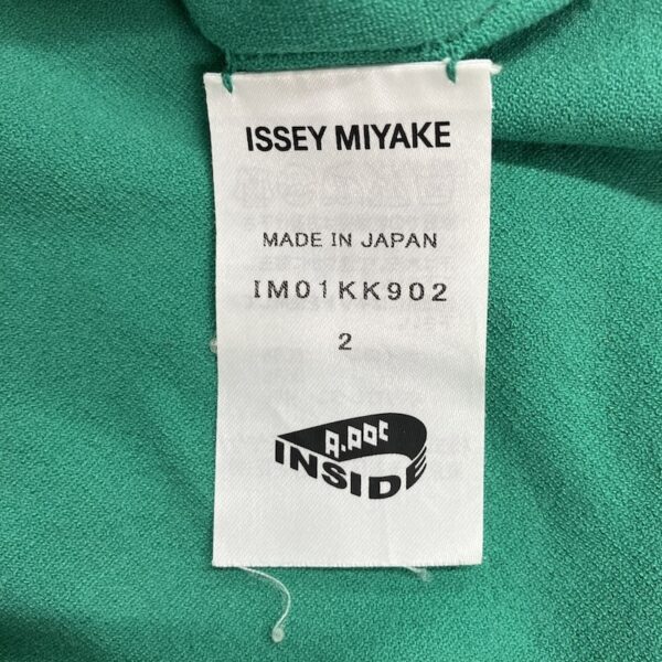 イッセイミヤケ エイポックのブランドタグのアップ