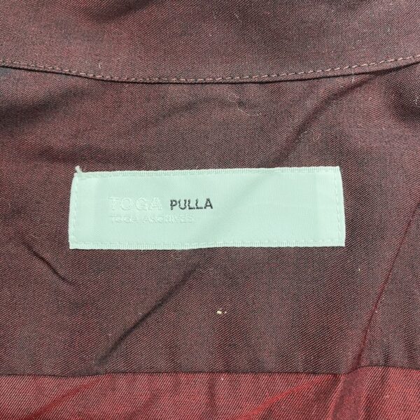 トーガプルラのブランドタグのアップ